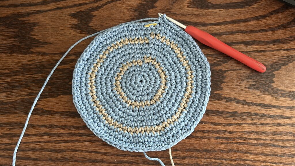 Two-tone crochet bucket hat with two stripes