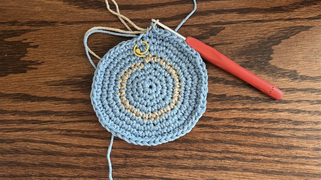 Stripe crochet bucket hat switching yarn to tan yarn for second stripe